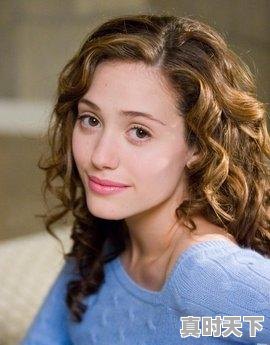 1、电影后天里面那个漂亮女主角叫什么名字?很纯很强大,周星驰最新电影的女主角叫什么 - 真时天下