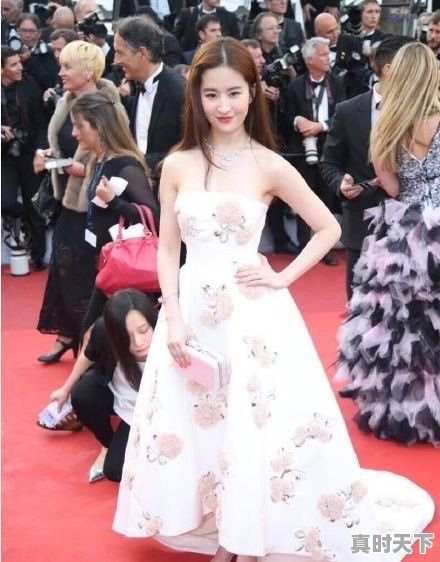 历届戛纳红毯上你见过最惊艳的女星是谁 - 真时天下